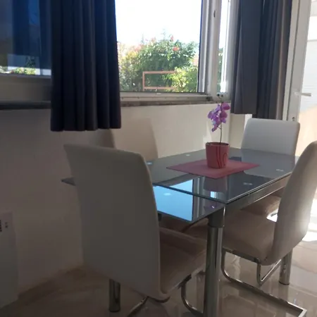Larita Apartment Vir